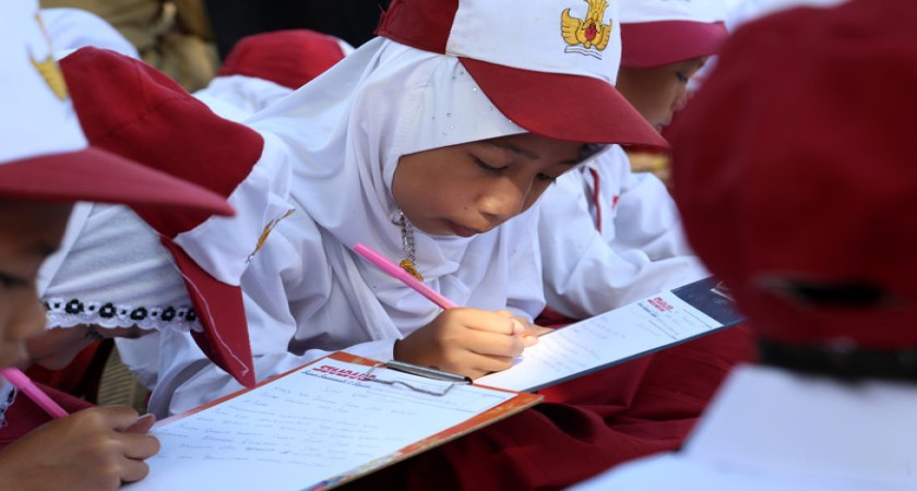 Riset Terbaru: Anak yang Menulis Manual Lebih Pandai Belajar Huruf-Kata Baru